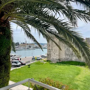 https://apt-dinka-old-town.hotels-in-trogir.com